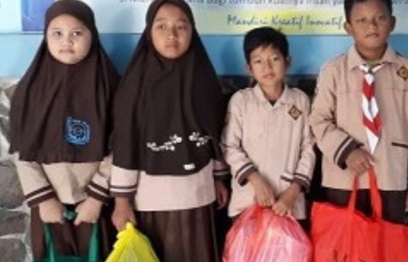 Hijau dan Kuning Geometris Modern Donasi dan Sedekah Ramadan Konten Facebook – 2