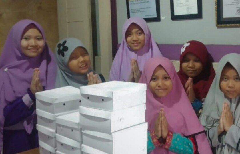 Hijau dan Kuning Geometris Modern Donasi dan Sedekah Ramadan Konten Facebook – 3